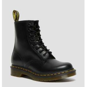 BRAND NEW Dr. Martens womens 1460 smooth in size US 7!